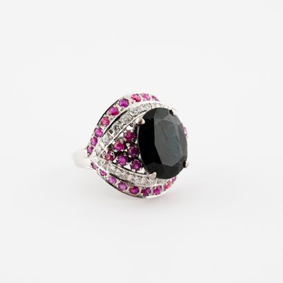 Bague dôme en or gris (750) centrée d'un...