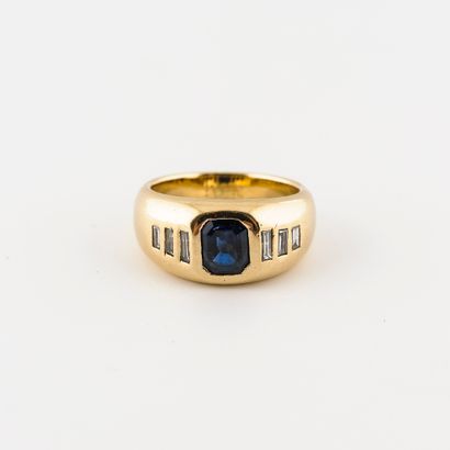 Bague jonc en or jaune (750) centrée d'un...