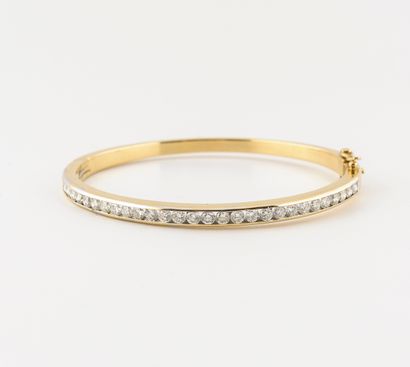 Bracelet jonc ouvrant en or jaune (750) ornée...