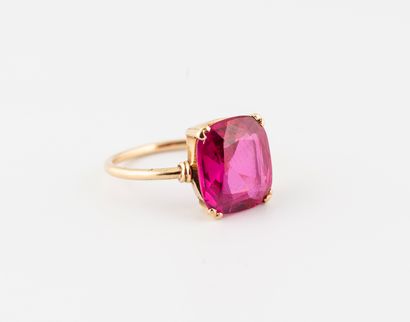 Bague en or jaune (750) ornée d'un rubis...