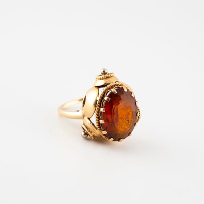 Bague en or jaune (585) ornée d'un saphir...