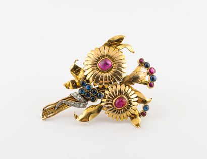 Broche bouquet en ors jaune et gris (750)...