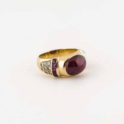 Bague jonc en or jaune (750) centrée d'un...