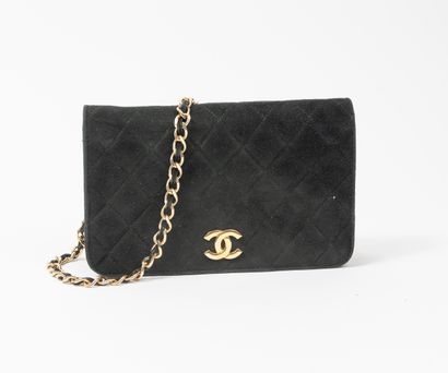CHANEL
Sac pochette en veau retourné noir...