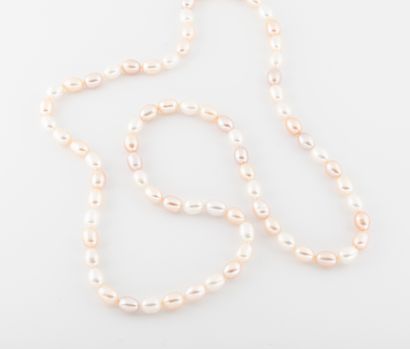 Petit collier sautoir de perles de culture...
