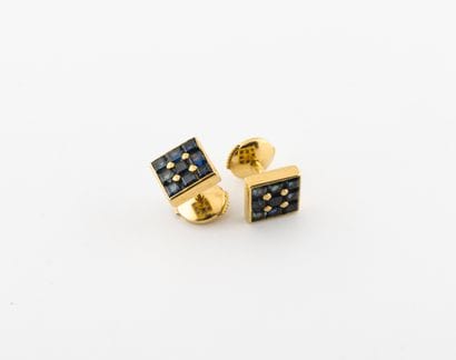 Paire de puces d'oreilles en or jaune (750)...