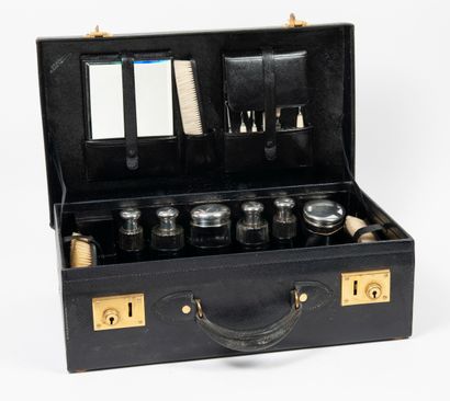 E. PINTEAUX., Paris
Garniture de toilette...