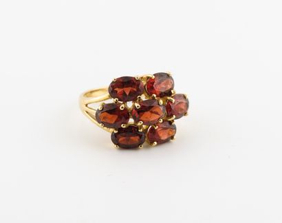 Bague fleur en or jaune (750) ornée de sept...
