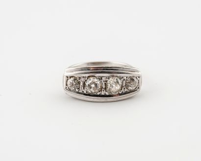 Bague jonc godronnée en or gris (750) ornée...