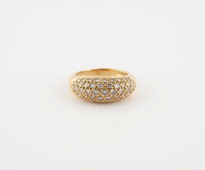 Bague jonc en or jaune (750) ornée d'un pavage...