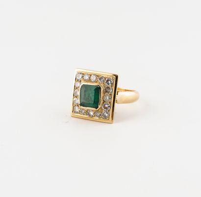 Bague en or jaune (750), le chaton carré...