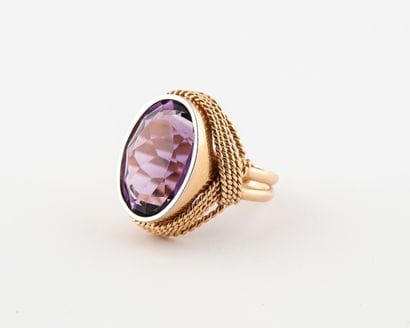 Bague en or jaune (750) centrée d'une améthyste...