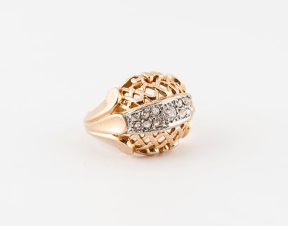 Bague boule en or jaune (750) et platine...