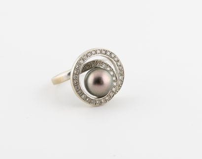 Bague en or gris (750) centrée d'une perle...