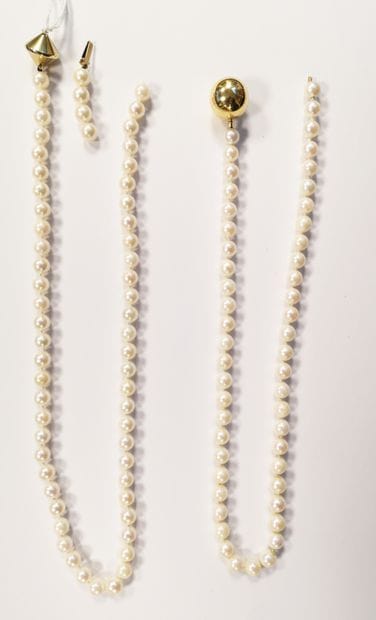 Deux colliers de perles de culture blanches...