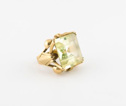 Importante bague en or jaune (750) à monture...