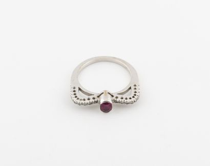 Bague en or gris (750) centrée d'un rubis...