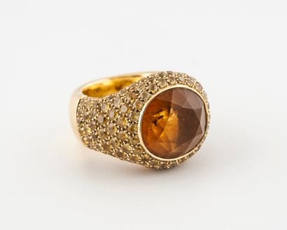Bague cocktail en or jaune (750) centrée...