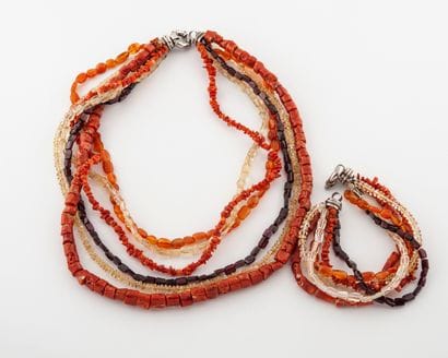 Collier et bracelet formés de six rangs de...
