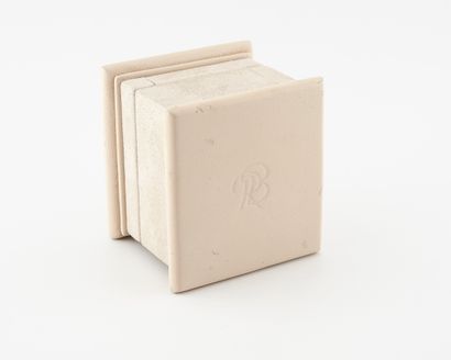 RENE BOIVIN
Ecrin pour bague en daim beige....