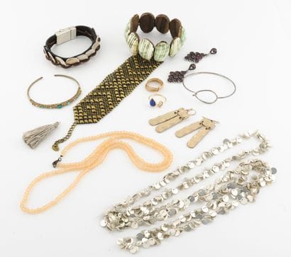 Lot de bijoux fantaisie divers en métal dont...