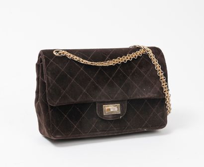 CHANEL
Sac 2.55 en velours marron matelassé....