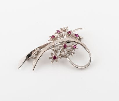 Broche en or gris (750) amati figurant un...