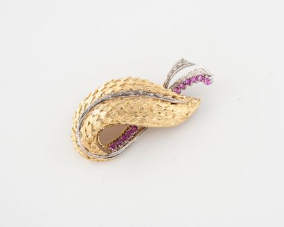 Broche feuille en ors jaune et gris (750)...