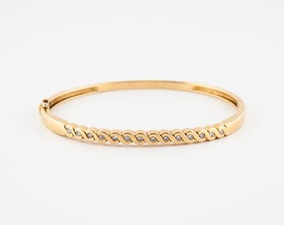 Bracelet ovale rigide, ouvrant, en or jaune...