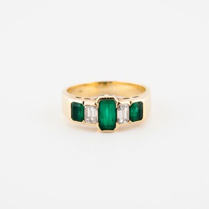 Bague bandeau en or jaune (750) ornée de...