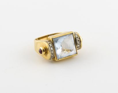 Bague en or jaune (750) au chaton carré,...