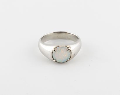 Bague jonc en or gris (750) centrée d'un...