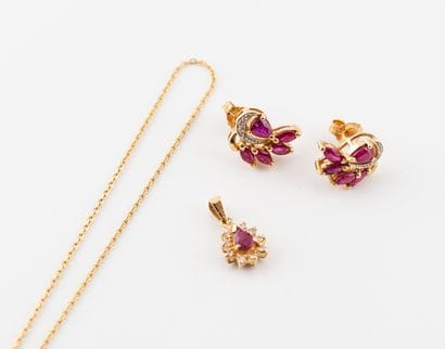 Parure en or jaune (750) comprenant : 

-...