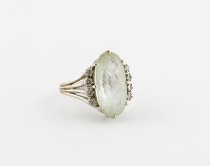 Bague en or gris (750) à monture ajourée...