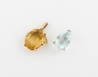 Deux pendentifs en ors jaune et gris (750)...