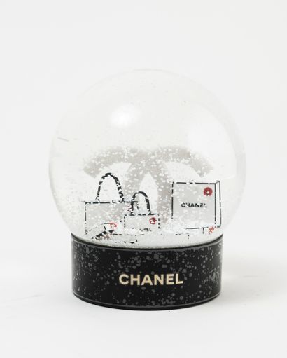 CHANEL
Boule à neige à décor du sigle et...