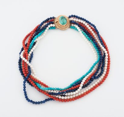 Collier formé de sept rangs de billes de...