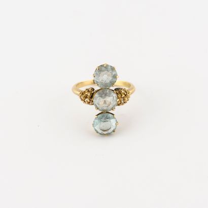 Bague en or jaune (750) ornée d'une ligne...