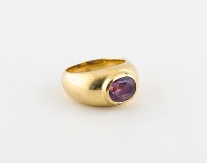 Bague en or jaune (750) centrée d'une améthyste...
