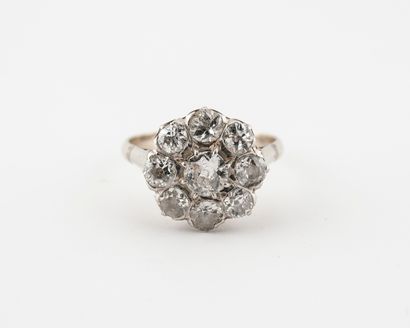 Bague marguerite en or gris (750) et platine...