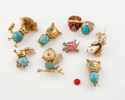 Lot de broches en métal doré orné d'imitation...