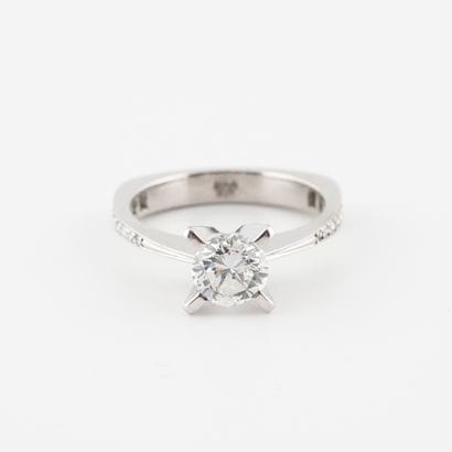 Bague solitaire en or gris (750) ornée d'un...