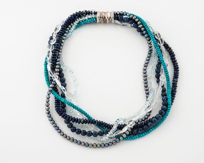 Collier formé de six rangs de perles de sodalite...