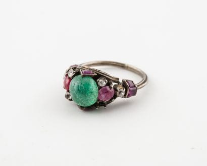 Bague en argent (min. 800) ornée d'un cabochon...
