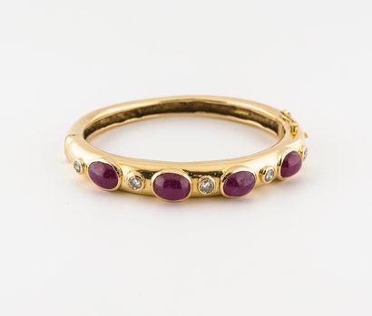 Bracelet jonc ouvrant en or jaune (750) orné...