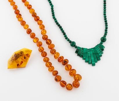 Deux colliers :

- un en malachite formé...