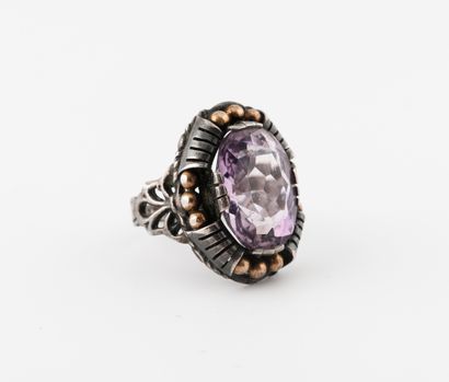 Bague en argent (800) centrée d'une améthyste...
