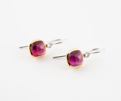 Paire de pendants d'oreilles en ors jaune...