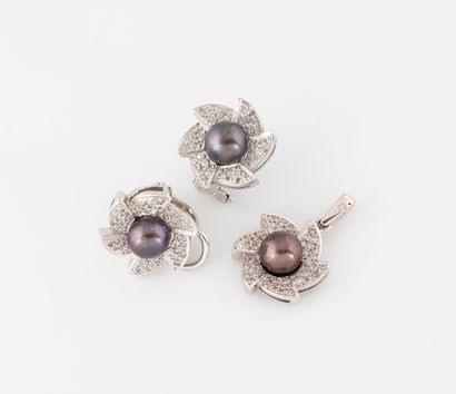 Demi-parure fleur en or gris (750) comprenant...
