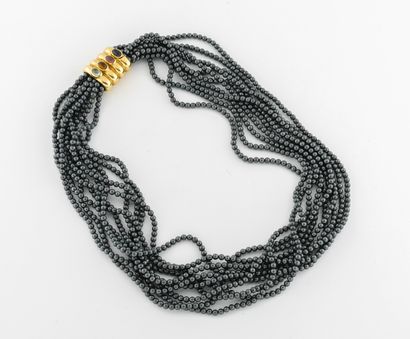 Collier formé de dix rangs de billes d'hématite....